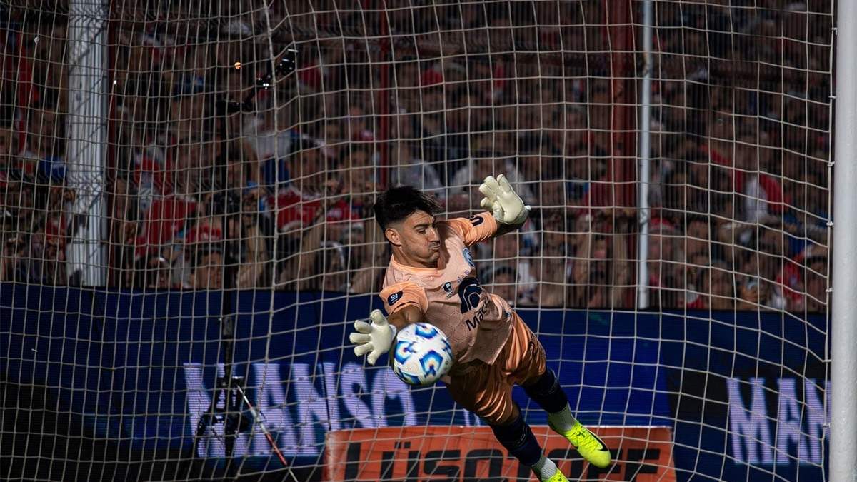 Marinelli ataja por segunda vez el penal de Molina y es el héroe inesperado de la Lepra.