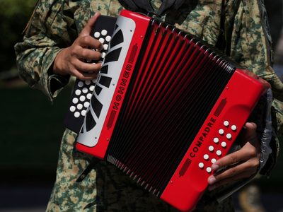 Soldado mexicano trata de renovar un género musical acusado de glorificar a los narcos