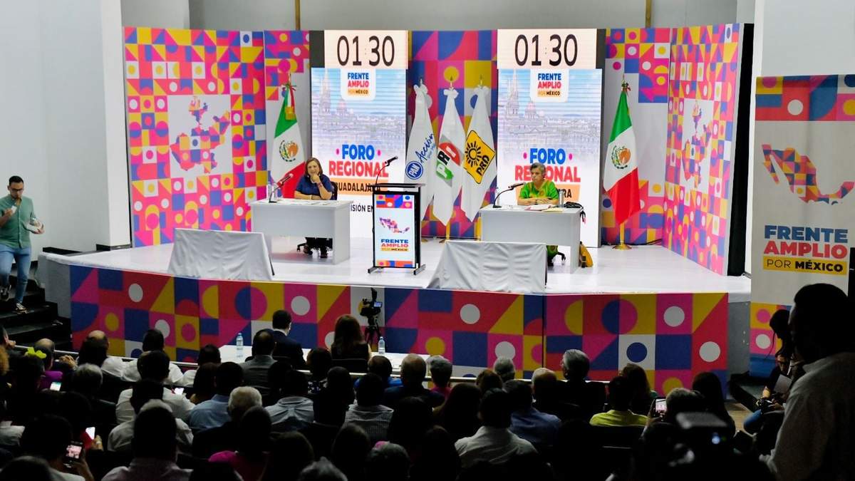 Xóchitl Gálvez y Beatriz Paredes en el penúltimo foro regional del Frente Amplio por México