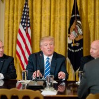 Trump inicia consultas con legisladores sobre reforma migratoria
