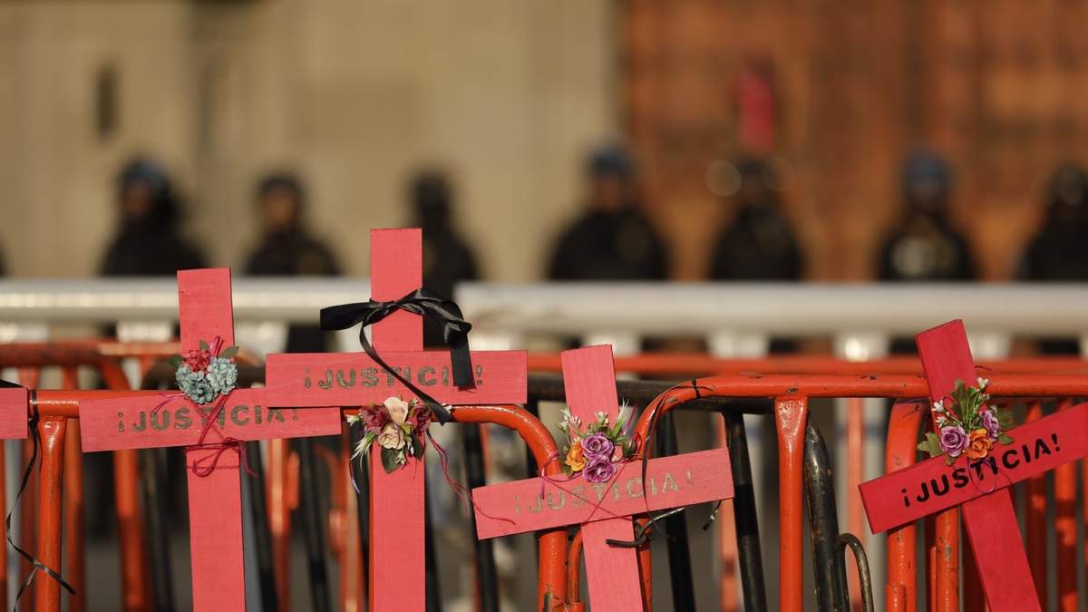 Activistas protestan contra feminicidios