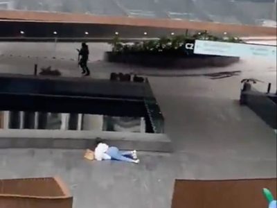 Mujer intenta salvar a menor de edad cubriéndola con su cuerpo durante la balacera en Plaza Andares