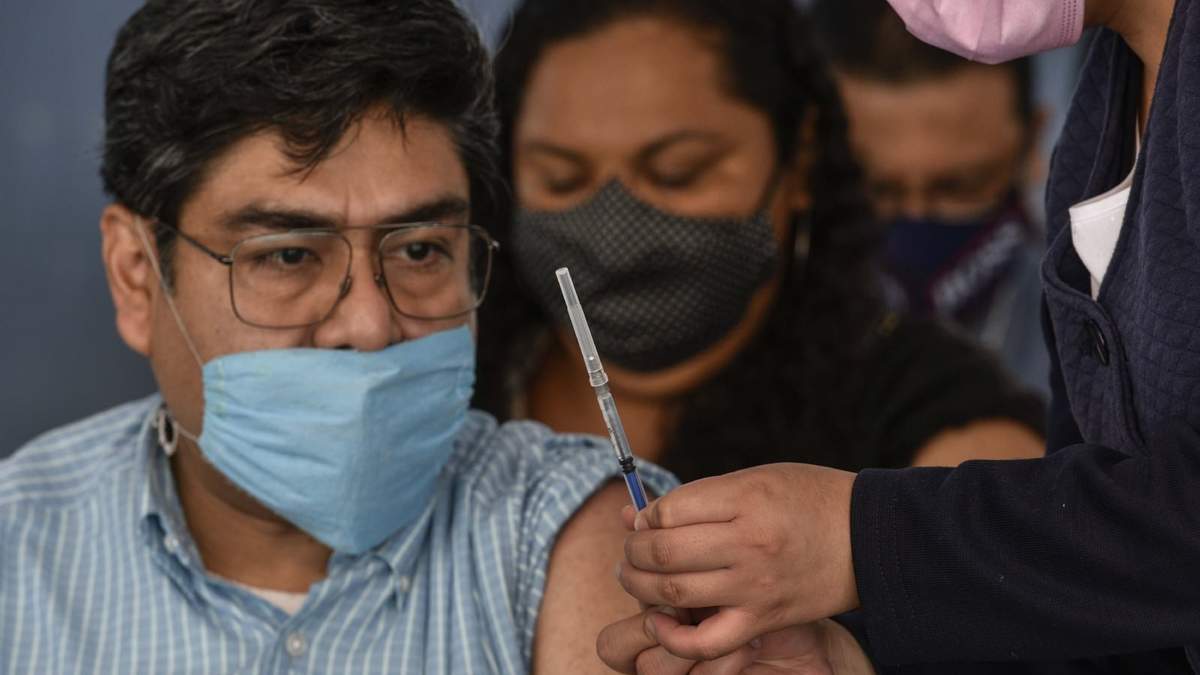 Después de vacunarse, las personas deben seguir tomando precauciones simples, como distanciarse físicamente