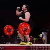 Laurel Hubbard, primera atleta transgénero en Juegos Olímpicos, es eliminada en halterofilia