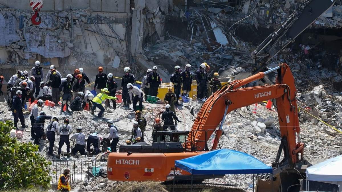 Los escombros del edificio colapsado en Miami, Florida