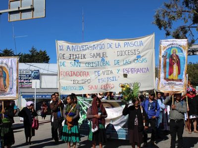 Miles de indígenas conmemoran los 12 años de la muerte del obispo Samuel García; denuncian violencia