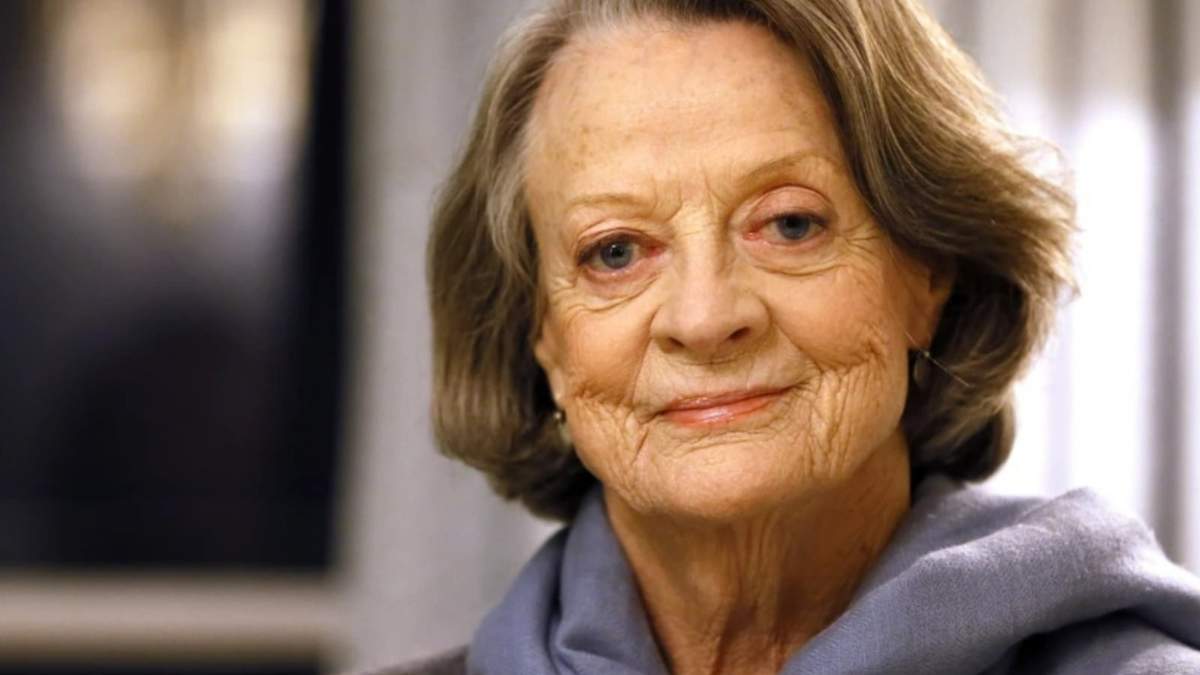 La actriz británica Maggie Smith posa en Londres el 16 de diciembre de 2015