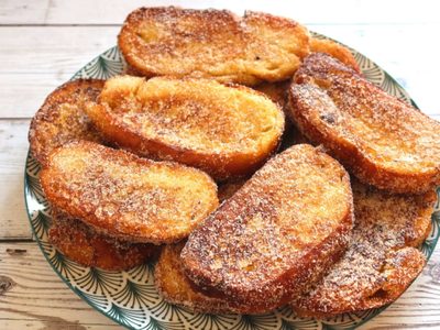 Si tenés pan duro, no lo tires: hacé estas riquísimas torrijas para la hora de la merienda