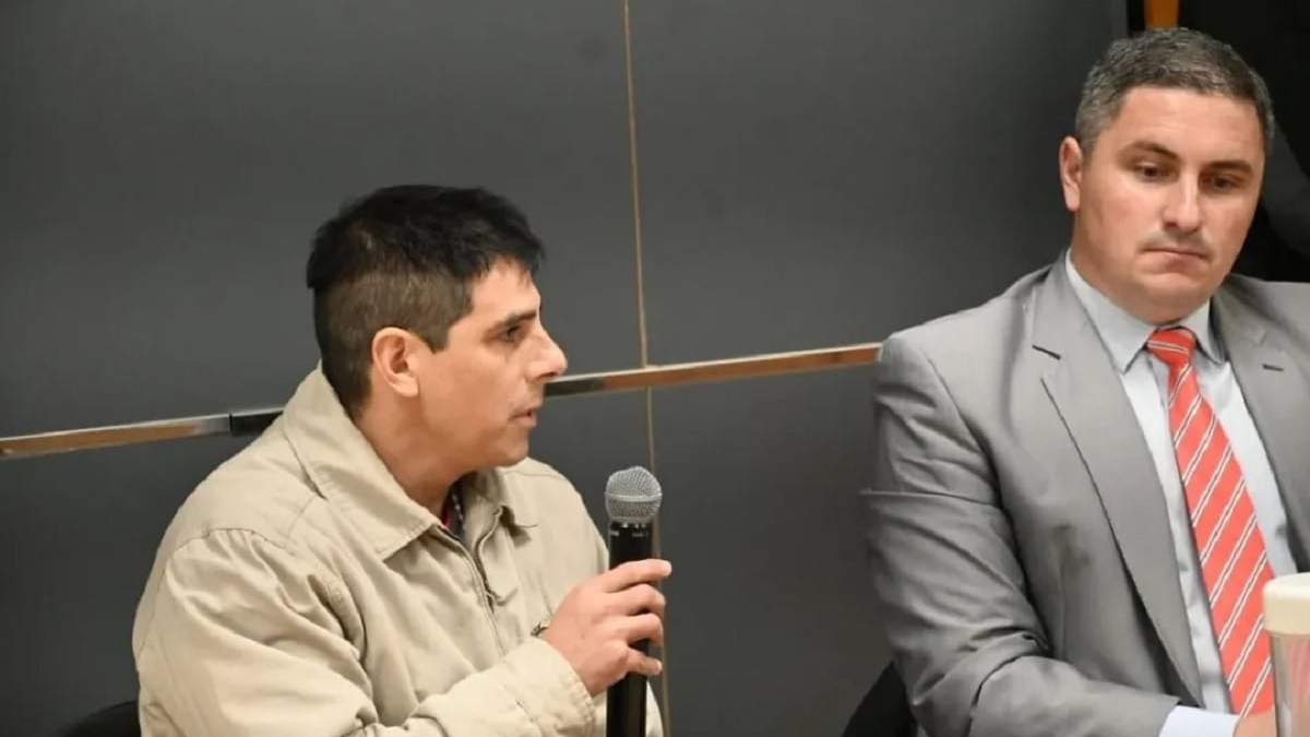 Pablo Parra junto a su abogado Juan Coto. Fuente: (Diario Río Negro)