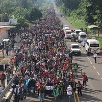 Migrantes emprenden caminata de 35 kilómetros hacia Tapachula