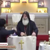 Joven apuñala a un obispo dentro de una Iglesia (Video)