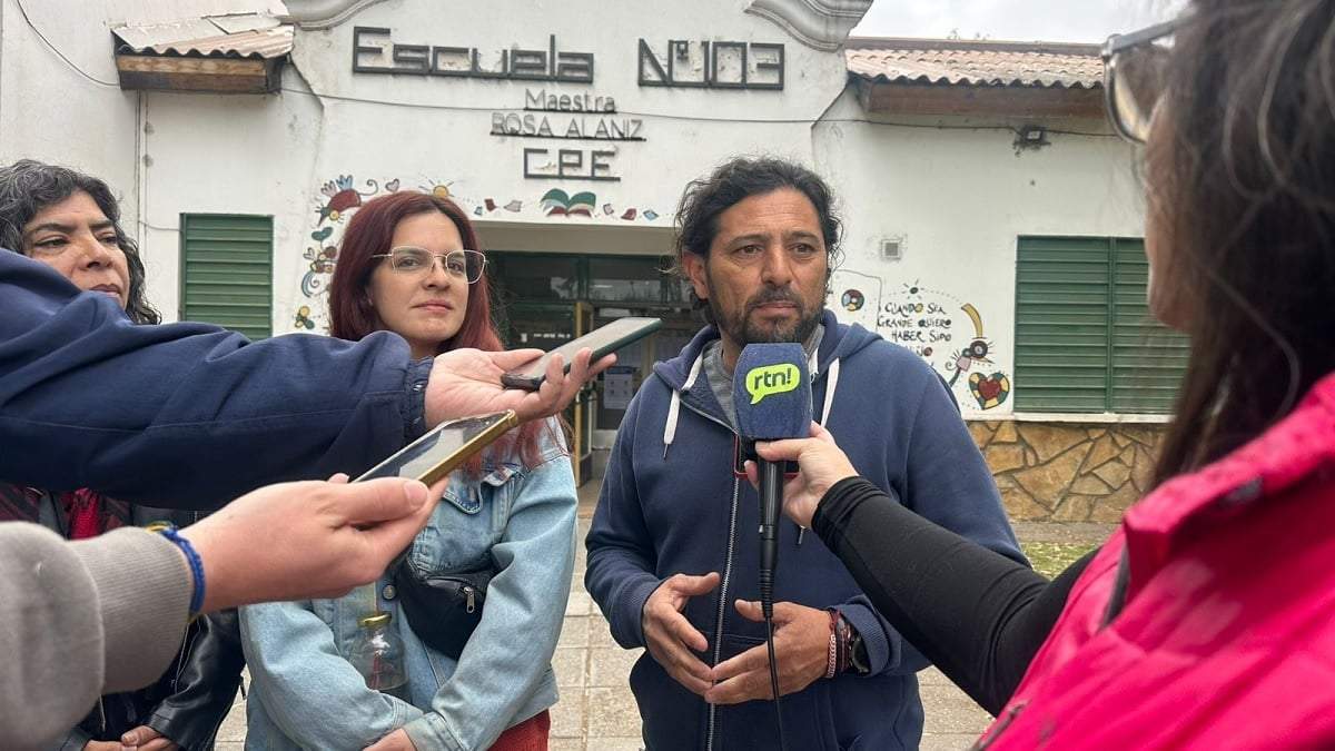 El candidato a senador por el Frente de Izquierda, Andrés Blanco, luego de votar en la escuela 103 del barrio Confluencia. Fuente (Minuto Neuquén)