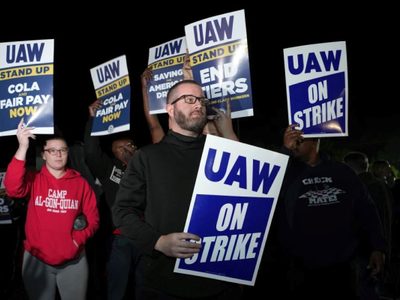 Miles de trabajadores de Ford, GM y Stellantis inician una huelga histórica en EU