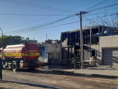 Gigantesco incendio en un depósito de productos de limpieza en Cipolletti