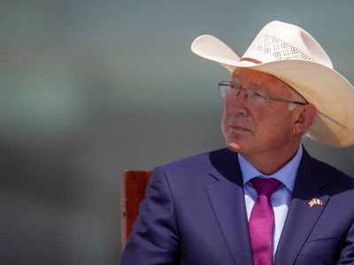 Legisladores texanos piden al embajador Ken Salazar que interceda por empresas de EU en México