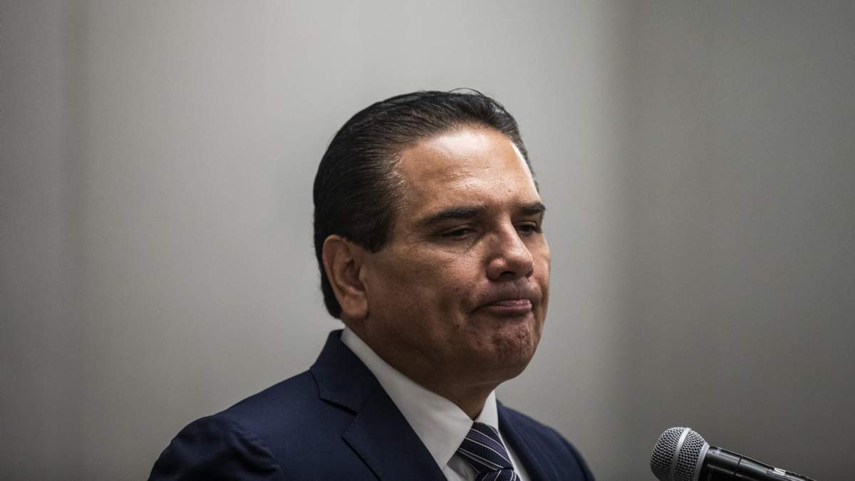 El exgobernador de Michoacán tiene una orden de aprehensión por el desfalco de más de 3 mil millones de pesos en la entidad