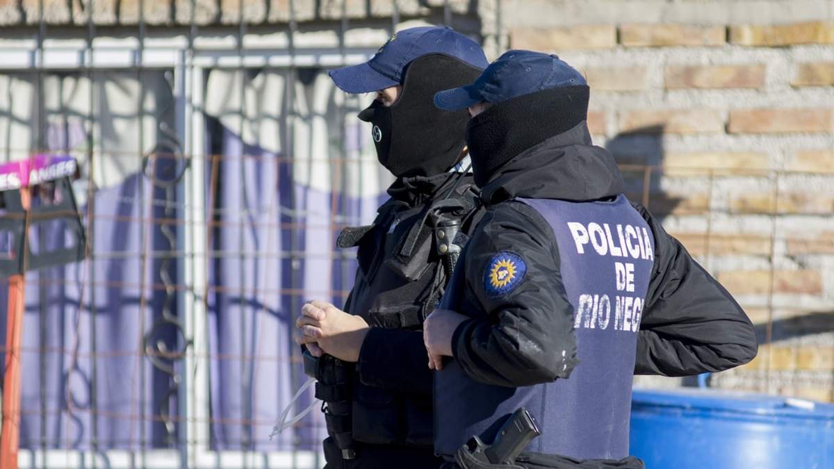 La Policía detuvo a otras personas en Cipolletti. Fuente: (Twitter)