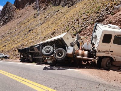 Un camionero se encuentra grave tras volcar en la ruta 7