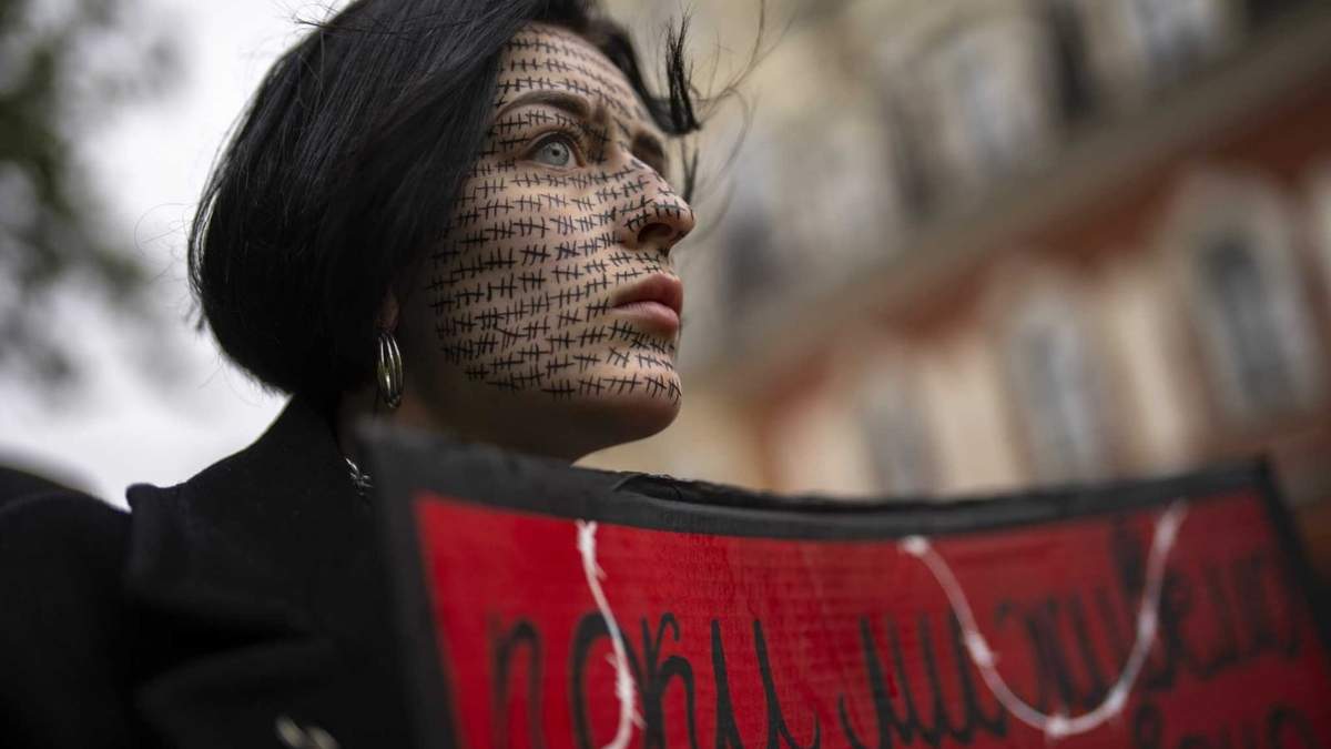 Una mujer sostiene un cartel de "Azov libre" durante una manifestación destinada a crear conciencia sobre el destino de los prisioneros de guerra ucranianos en Kiev, Ucrania