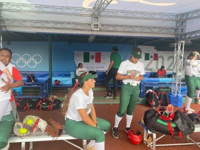 Jugadoras de softbol se disculpan por tirar sus uniformes a la basura
