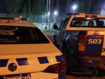 Un joven jugador de fútbol de 18 años murió el martes durante un partido