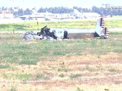 Choque de avión antiguo en evento del Día del Padre deja dos muertos