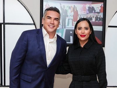 Sandra Cuevas presume una foto con “Alito” Moreno, y le llueven críticas