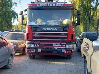 Bomberos de Centenario no llegaron a un incendio en el balneario por los vehículos mal estacionados