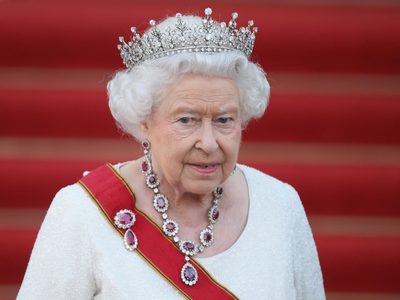 Los rumores siguen creciendo y la reina Isabel II podría anunciarlo el próximo año: el tiempo se ace