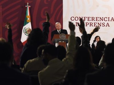 Sorprende a AMLO la cantidad de entrevistas a la autora de "El Rey del Cash"