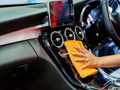 Con 1 producto que tenés siempre a mano, creá este limpiador súper efectivo para los plásticos de tu automóvil