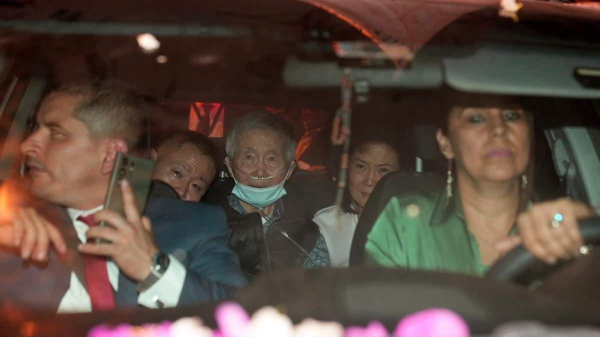 Alberto Fujimori sale de prisión en un vehículo con sus hijos Keiko y Kenjo
