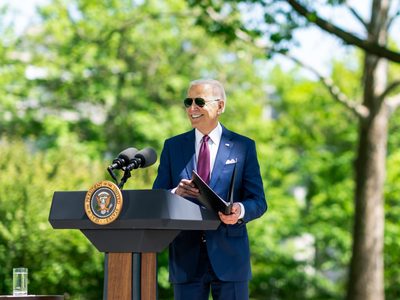 Biden confirma que se pondrá tercera dosis de la vacuna contra el covid-19