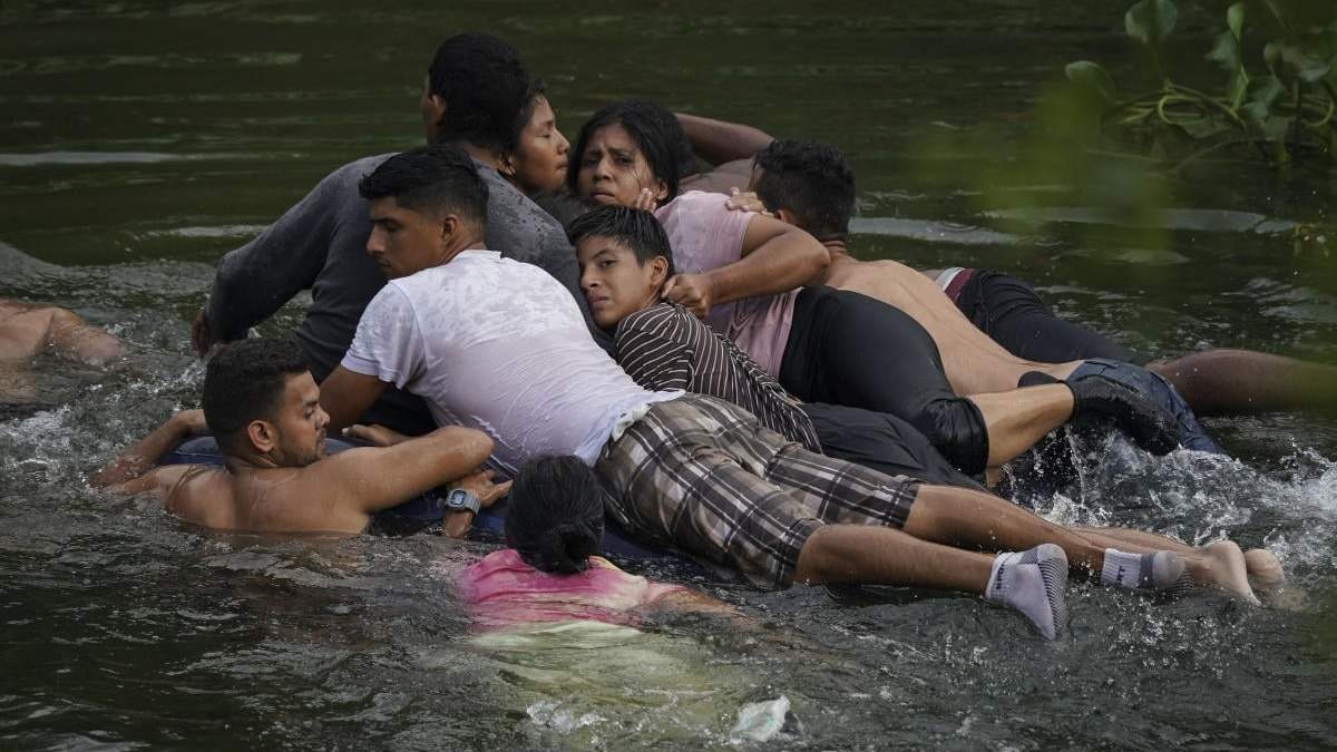 Migrantes cruzan el río Bravo en un colchón inflable hacia EU desde Matamoros, México, el 9 de mayo de 2023. Fotógrafos de The Associated Press fueron galardonados con el prestigioso Premio Pulitzer de periodismo de servicio público por su cobertura de la inmigración a EU