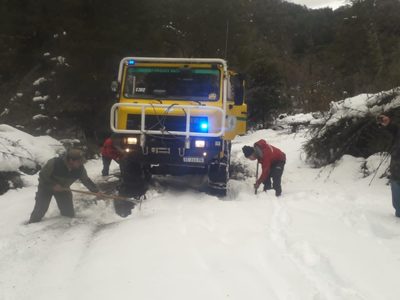 Asistieron con víveres y medicamentos a pobladores que habitan en el Parque Nahuel Huapi