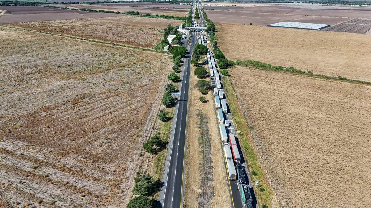 Vista del bloqueo en una vía de Sinaloa