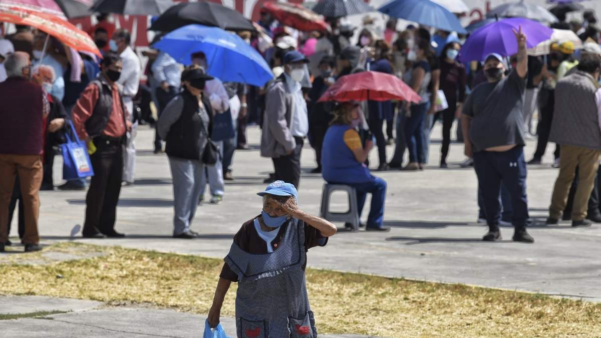 Aplicación de vacunas a adultos mayores en Ecatepec