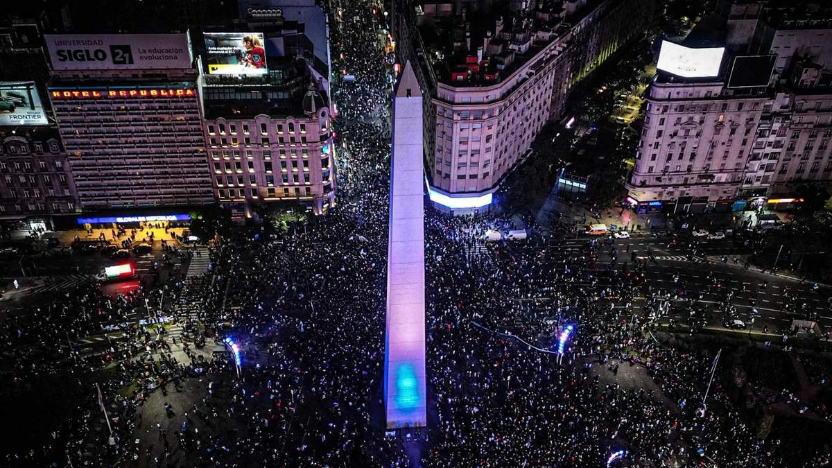 Los hinchas festejaron en el Obelisco el nuevo triunfo de la selección. Fuente: (X)