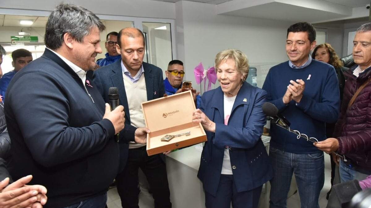 Entrega de la llave a Nora Serrano, titular de Luncec. Fuente (Twitter)