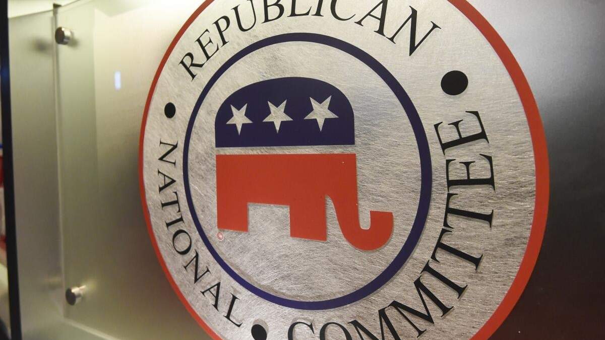 En la imagen, el logotipo del Comité Nacional Republicano en el centro del escenario del Coliseo de North Charleston