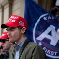 Crecen las críticas entre los republicanos por la cena de Trump con reconocido supremacista blanco