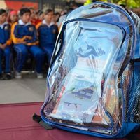 Regalan mochilas transparentes en NL para inhibir que estudiantes lleven armas