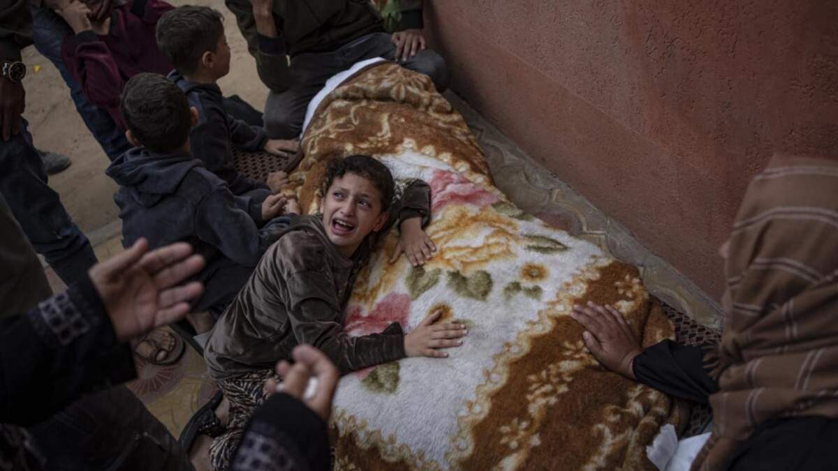 Palestinos lloran a sus familiares que murieron en un bombardeo israelí en la Franja de Gaza, en el hospital de Jan Yunis
