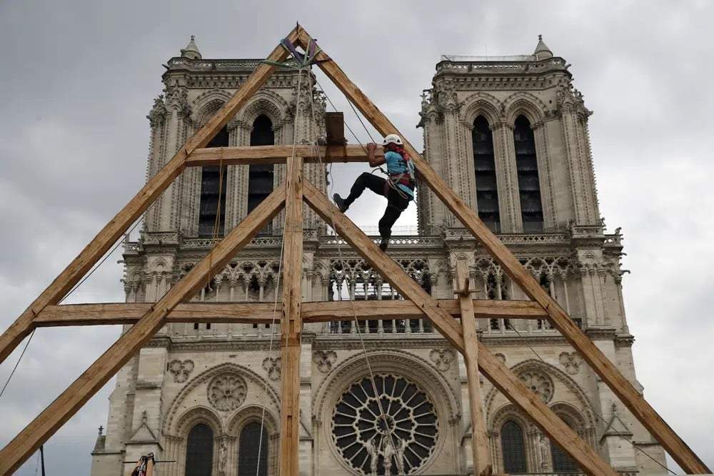 Un carpintero trabaja en la catedral de Notre Dame de París, Francia, el 19 de septiembre de 2020
