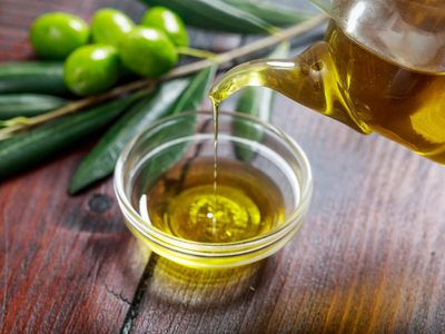 ANMAT prohíbe en todo el país la venta de un aceite de oliva por irregularidades en registros sanitarios