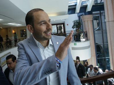 Marko Cortés califica de "farsa" el proceso de Morena; AMLO quiere ser "el rey tras el trono", acusa