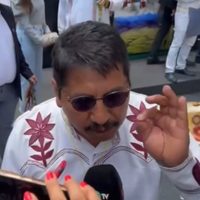 Legislador de Morena promueve el sacrificio de una gallina en el Senado (Videos)