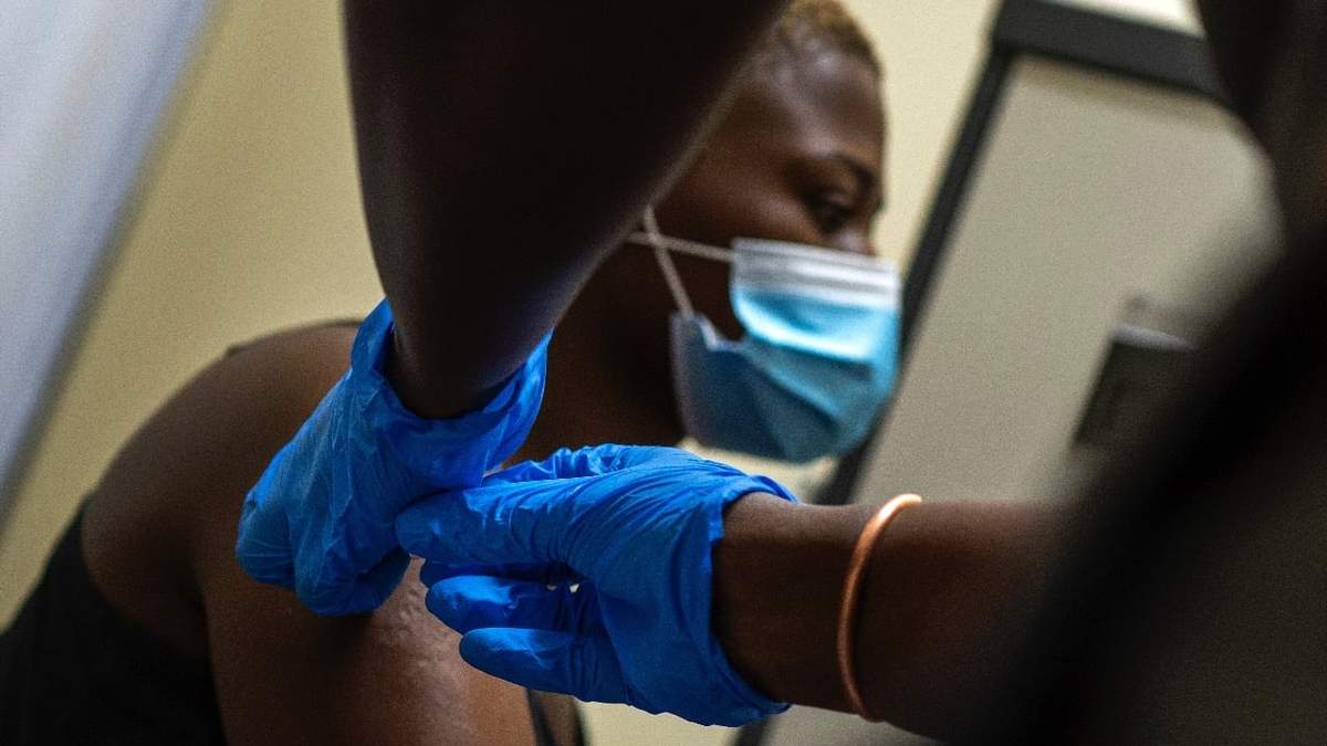 Hombre recibe segunda dosis de AstraZeneca en Sudáfrica