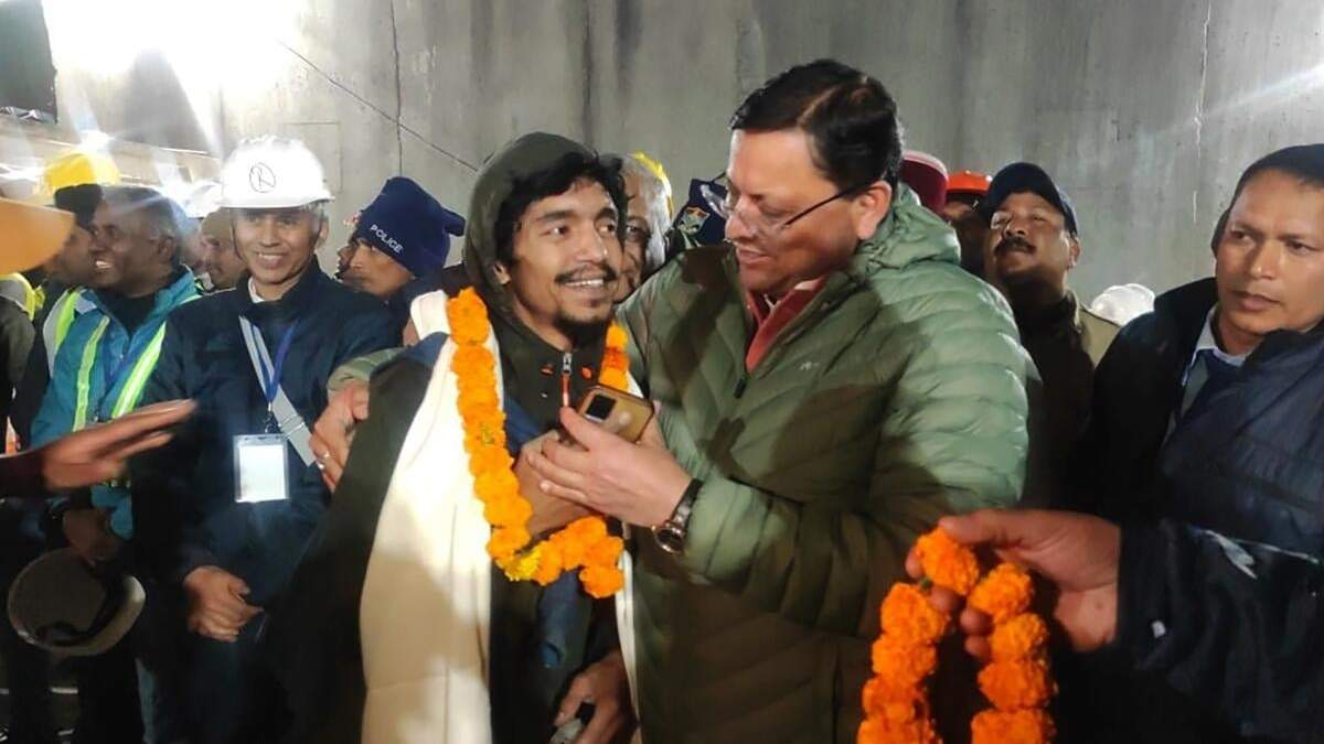 La foto distribuida por el Departamento de Información y Relaciones Públicas del estado de Uttarakhand muestra a un trabajador rescatado del derrumbe de un túnel en Silkyara, Uttarakhand, India, el 28 de noviembre de 2023. Los 41 trabajadores atrapados bajo tierra durante 17 días fueron rescatados