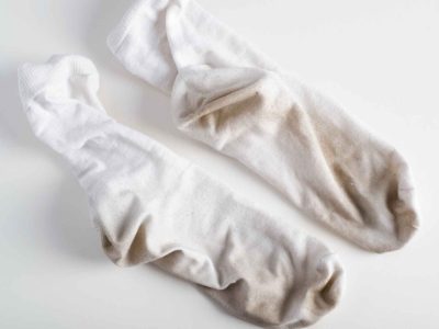 Con solo 5 ingredientes, la mezcla mágica para dejar tus medias blancas como recién estrenadas